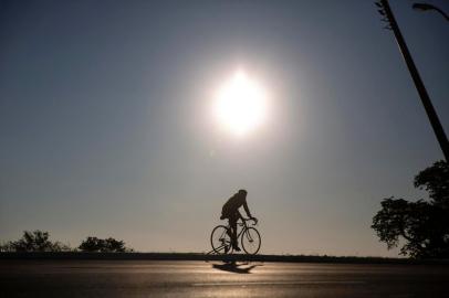  PORTO ALEGRE, RS, BRASIL - 27.05.2020 - Bicicletas na Pandemia. Aumentou a circulação de bicicletas em tempos de distanciamento social, seja por medo de contágio em transporte público, seja por mudança de hábitos e de relação com a cidade. As lojas que vendem e oferecem manutenção de bicicletas foram consideradas serviço essencial em Londres, e este meio de transporte foi incentivado pelo poder público. Em Porto Alegre, estabelecimentos de venda e manutenção de bikes já registram aumento expressivo de gente que tinha bicicleta em casa e resolveu tirá-la da garagem neste momento. (Foto: Jefferson Botega/Agencia RBS)Indexador: Jefferson Botega<!-- NICAID(14509619) -->