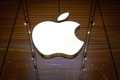 The Apple logo is seen at a company store in an upscale shopping mall in Bangkok on November 10, 2020. (Photo by Mladen ANTONOV / AFP)<!-- NICAID(14646525) -->