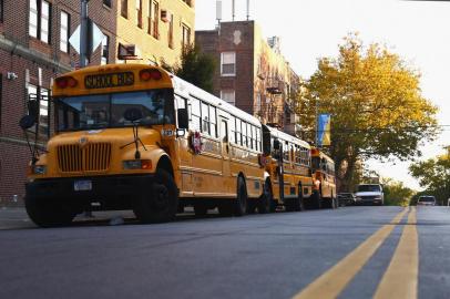  School buses are seen parked in the Brooklyn neighborhood of Borough Park on October 6, 2020 in New York City. - New York will temporarily close schools in nine neighborhoods experiencing an uptick in coronavirus infections, Governor Andrew Cuomo announced on October 5, 2020, highlighting the difficulty of keeping children in classrooms during the pandemic. The public and private schools are in areas of Brooklyn and Queens, where the rate of positive cases has been above the three percent threshold for more than seven days. (Photo by Angela Weiss / AFP)Editoria: EDULocal: New YorkIndexador: ANGELA WEISSSecao: teaching and learningFonte: AFPFotógrafo: STF<!-- NICAID(14610290) -->