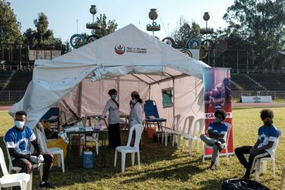 Medical personnel await in a tent during a blood donation rally organised by the city administration of Addis Ababa, in Addis Ababa, on November 12, 2020. - Hundreds of Ethiopians gathered in the capital on November 12, 2020, to donate blood for troops fighting in the northern Tigray region, as officials tried to rally support for a conflict Prime Minister Abiy Ahmed said was going his way. (Photo by EDUARDO SOTERAS / AFP)<!-- NICAID(14647430) -->