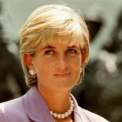  20 anos da morte da princesa Diana. Lady Diana morreu na noite de 31/08/1997, em um acidente de carro dentro do túnel da Ponte de I'Alma, em Paris, na França. (FILES) This file photo taken on June 17, 1997 shows Britain's Diana, Princess of Wales (L), at a ceremony at Red Cross headquarters in Washington, to call for a global ban on anti-personnel landmines.Two decades on from the death of princess Diana, her sons Princes William and Harry are working to keep her legacy alive with unusually emotional tributes after years of official silence. William was 15 and Harry 12 when Diana died in a car crash in Paris on August 31, 1997. / AFP PHOTO / JAMAL A. WILSONEditoria: HUMLocal: WashingtonIndexador: JAMAL A. WILSONSecao: peopleFonte: AFPFotógrafo: STR<!-- NICAID(13098149) -->