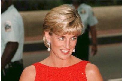  Diana, the Princess of Wales after arriving 17 June at the Museum of Women in the Arts in Washington to attend a gala dinner for landmine victims.  A few days earlier Diana renewed in London her call for a global ban on landmines, asking how can countries which manufacture and trade in these weapons square their conscience with such human devastation? / AFP PHOTO / POOL / JOHN STILLWELLEditoria: HUMLocal: WASHINGTONIndexador: JOHN STILLWELLSecao: peopleFonte: POOLFotógrafo: STF<!-- NICAID(13098533) -->