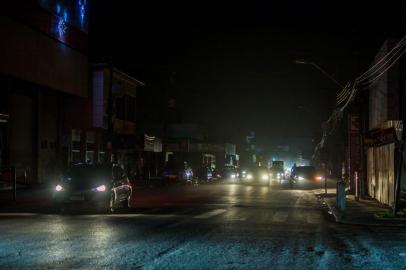 PROTESTO DURANTE APAGÃO EM MACAPÁAP - AMAPA/APAGÃO - GERAL - Moradores da capital do Amapá, em Macapá, fazem protestos na noite desta quarta-feira, 18, durante apagão que afetou o Estado. 18/11/2020 - Foto: MAKSUEL MARTINS/FOTOARENA/FOTOARENA/ESTADÃO CONTEÚDOEditoria: GERALLocal: MACAPÁIndexador: MAKSUEL MARTINSFonte: 1994617Fotógrafo: FOTOARENA<!-- NICAID(14647781) -->