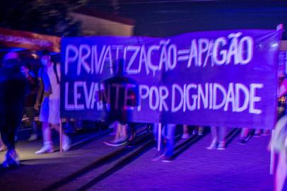 PROTESTO DURANTE APAGÃO EM MACAPÁAP - AMAPA/APAGÃO - GERAL - Moradores da capital do Amapá, em Macapá, fazem protestos na noite desta quarta-feira, 18, durante apagão que afetou o Estado. 18/11/2020 - Foto: MAKSUEL MARTINS/FOTOARENA/FOTOARENA/ESTADÃO CONTEÚDOEditoria: GERALLocal: MACAPÁIndexador: MAKSUEL MARTINSFonte: 1994609Fotógrafo: FOTOARENA<!-- NICAID(14647780) -->