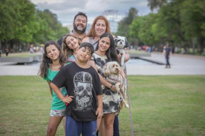  PORTO ALEGRE, RS, BRASIL - 09.11.2020 - Nasce uma Família: casal de POA adota quatro irmãos que estavam em casa lar há mais de seis anos. Marcelo e MIchelle Costa, pais, Alice, 16 anos, Laura, 14 anos, Sara, 12 anos, e Lucas, 10 anos, com as cadelas também adotada Luna e Moa. (Foto: Isadora Neumann/Agencia RBS)Indexador: ISADORA NEUMANN<!-- NICAID(14638677) -->