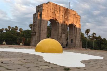  EM BAIXA - Intervenção artística da Virada Sustentável no Parque da Redenção, em Porto Alegre. Arte com ovos fritos espalahados em frente ao Monumento ao Expedicionário quer falar sobre a vida.<!-- NICAID(14643027) -->