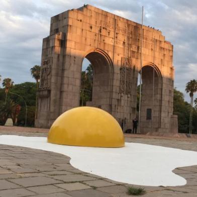  EM BAIXA - Intervenção artística da Virada Sustentável no Parque da Redenção, em Porto Alegre. Arte com ovos fritos espalahados em frente ao Monumento ao Expedicionário quer falar sobre a vida.<!-- NICAID(14643027) -->