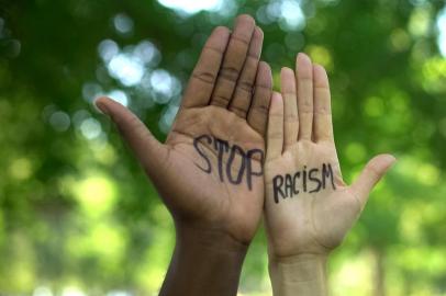  Interracial people hands with stop racism phrase, fight against discriminationFonte: 264927759<!-- NICAID(14648161) -->