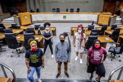  PORTO ALEGRE, RS, BRASIL - 19/11/2020Momento histórico na política de Porto Alegre, uma bancada de cinco vereadores negros. Na foto, da esquerda para direita, Bruna Rodrigues, Karen Santos, Matheus Gomes, Daiana Santos, Laura Sito<!-- NICAID(14648289) -->