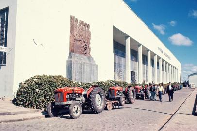 Tratores da diretoria de fomento e assistência rural, da prefeitura municipal de Caxias do Sul, em 1965, durante a Festa da Uva de 1965, realizada no pavilhão da Rua Alfredo Chaves. Na parede, o painel dfe Vasco Prado, que depois mudou de lugar e foi para a fachada lateral do prédio. O outro painel de Vasco Prado, ao fundo da foto, sumiu com a mudança e reforma do p´redio, em 1974.<!-- NICAID(11493680) -->