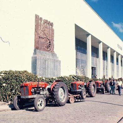 Tratores da diretoria de fomento e assistência rural, da prefeitura municipal de Caxias do Sul, em 1965, durante a Festa da Uva de 1965, realizada no pavilhão da Rua Alfredo Chaves. Na parede, o painel dfe Vasco Prado, que depois mudou de lugar e foi para a fachada lateral do prédio. O outro painel de Vasco Prado, ao fundo da foto, sumiu com a mudança e reforma do p´redio, em 1974.<!-- NICAID(11493680) -->