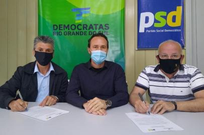 Em carta à população caxiense, a executiva do Democratas e PSD, juntamente com os candidatosVinicius Ribeiro e Kiko Girardi, oficializaram nessa quinta-feira (19/11) apoio à coligação que concorre àprefeitura de Caxias do Sul<!-- NICAID(14647778) -->