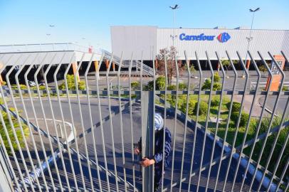  PORTO ALEGRE, RS, BRASIL, 20/11/2020- João Alberto Silveira Freitas foi espancado e morto em supermercado da zona norte de Porto Alegre. Caso aconteceu no Carrefour do bairro Passo DAreia, e envolveu um segurança e um PM temporário. Foto: Lauro Alves \ Agencia RBS<!-- NICAID(14648622) -->