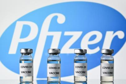  (FILES) This file photo illustration picture shows vials with Covid-19 Vaccine stickers attached, with the logo of US pharmaceutical company Pfizer, on November 17, 2020. - Pfizer and BioNTech said on November 18, 2020 a completed analysis of their experimental Covid-19 vaccine found it protected 95 percent of people against the disease and announced they were applying for US emergency approval within days. The US pharmaceutical company and its German partner brought further hope to a world upended by the coronavirus pandemic with the announcement, which follows one last week when they said a preliminary analysis showed the product was 90 percent effective. (Photo by JUSTIN TALLIS / AFP)Editoria: HTHLocal: LondonIndexador: JUSTIN TALLISSecao: epidemic and plagueFonte: AFPFotógrafo: STF<!-- NICAID(14646786) -->