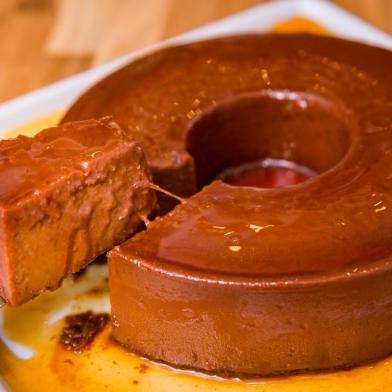  PORTO ALEGRE, RS, BRASIL, 30/11/2016 : Destemperados - ZH Noite - Sobremesas geladas:.- Bolo gelado de coco- Pudim de Nutella- Musse de maracujá- Torta de limão (Omar Freitas/Agência RBS)Indexador: Omar Freitas<!-- NICAID(12595218) -->