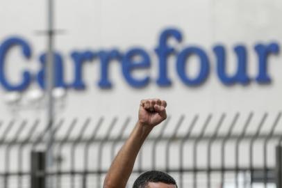  PORTO ALEGRE, RS, BRASIL, 20/11/2020- Um protesto em frente ao Carrefour do bairro Passo D¿areia reuniu em torno de 40 manifestantes, no fim da manhã desta sexta-feira (20). Faixas e cartazes relembravam a morte de João Alberto Silveira Freitas, de 40 anos, espancado e asfixiado no estacionamento do supermercado. Foto: Marco Favero \ Agencia RBS<!-- NICAID(14649134) -->