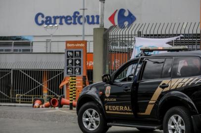  PORTO ALEGRE, RS, BRASIL, 20/11/2020- Um protesto em frente ao Carrefour do bairro Passo D¿areia reuniu em torno de 40 manifestantes, no fim da manhã desta sexta-feira (20). Faixas e cartazes relembravam a morte de João Alberto Silveira Freitas, de 40 anos, espancado e asfixiado no estacionamento do supermercado. Foto: Marco Favero \ Agencia RBS<!-- NICAID(14649137) -->