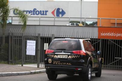  PORTO ALEGRE, RS, BRASIL, 20/11/2020- Um protesto em frente ao Carrefour do bairro Passo D¿areia reuniu em torno de 40 manifestantes, no fim da manhã desta sexta-feira (20). Faixas e cartazes relembravam a morte de João Alberto Silveira Freitas, de 40 anos, espancado e asfixiado no estacionamento do supermercado. Foto: Jefferson Botega \ Agencia RBS.<!-- NICAID(14649169) -->