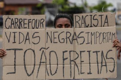  PORTO ALEGRE, RS, BRASIL, 20/11/2020- Um protesto em frente ao Carrefour do bairro Passo D¿areia reuniu em torno de 40 manifestantes, no fim da manhã desta sexta-feira (20). Faixas e cartazes relembravam a morte de João Alberto Silveira Freitas, de 40 anos, espancado e asfixiado no estacionamento do supermercado. Foto: Marco Favero \ Agencia RBS.<!-- NICAID(14649207) -->