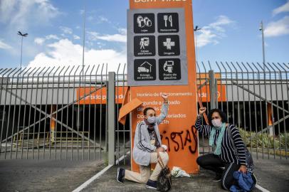  PORTO ALEGRE, RS, BRASIL, 20/11/2020- Um protesto em frente ao Carrefour do bairro Passo D¿areia reuniu em torno de 40 manifestantes, no fim da manhã desta sexta-feira (20). Faixas e cartazes relembravam a morte de João Alberto Silveira Freitas, de 40 anos, espancado e asfixiado no estacionamento do supermercado. Foto: Marco Favero \ Agencia RBS.<!-- NICAID(14649263) -->