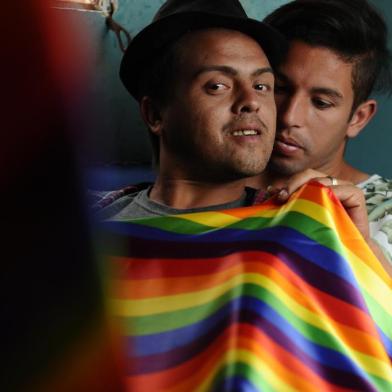  CAXAIS DO SUL, RS, BRASIL (18/11/2020)casal Jackson e Guilherme. Eles casaram no casamento comunitário do ano passado e são case da reportagem do Almanaque sobre os 20 anos da Parada Livre de Caxias. (Antonio Valiente/Agência RBS)<!-- NICAID(14646463) -->