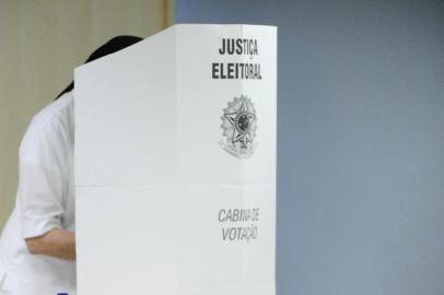  Eleitores chegam para votar nas primeiras horas no maior colégio eleitoral de Porto Alegre, o Bom Conselho.Fotógrafo: Ronaldo Bernardi<!-- NICAID(14643583) -->