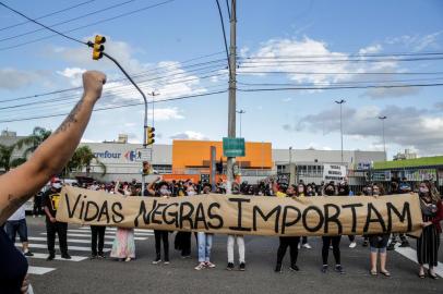  PORTO ALEGRE, RS, BRASIL, 20/11/2020- Um protesto em frente ao Carrefour do bairro Passo D¿areia reuniu em torno de 40 manifestantes, no fim da manhã desta sexta-feira (20). Faixas e cartazes relembravam a morte de João Alberto Silveira Freitas, de 40 anos, espancado e asfixiado no estacionamento do supermercado. Foto: Marco Favero \ Agencia RBS.<!-- NICAID(14649313) -->