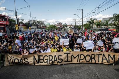  PORTO ALEGRE, RS, BRASIL, 20/11/2020- Um protesto em frente ao Carrefour do bairro Passo D¿areia reuniu em torno de 40 manifestantes, no fim da manhã desta sexta-feira (20). Faixas e cartazes relembravam a morte de João Alberto Silveira Freitas, de 40 anos, espancado e asfixiado no estacionamento do supermercado. Foto: Marco Favero \ Agencia RBS.<!-- NICAID(14649315) -->