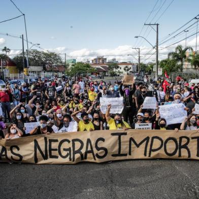  PORTO ALEGRE, RS, BRASIL, 20/11/2020- Um protesto em frente ao Carrefour do bairro Passo D¿areia reuniu em torno de 40 manifestantes, no fim da manhã desta sexta-feira (20). Faixas e cartazes relembravam a morte de João Alberto Silveira Freitas, de 40 anos, espancado e asfixiado no estacionamento do supermercado. Foto: Marco Favero \ Agencia RBS.<!-- NICAID(14649315) -->