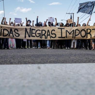  PORTO ALEGRE, RS, BRASIL, 20/11/2020- Um protesto em frente ao Carrefour do bairro Passo D¿areia reuniu em torno de 40 manifestantes, no fim da manhã desta sexta-feira (20). Faixas e cartazes relembravam a morte de João Alberto Silveira Freitas, de 40 anos, espancado e asfixiado no estacionamento do supermercado. Foto: Marco Favero \ Agencia RBS.<!-- NICAID(14649318) -->