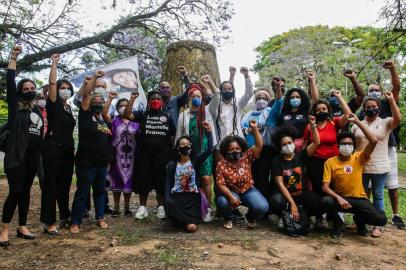  Na manhã desta sexta-feira, Manuela gravou programas de rádio. À tarde, participou de ato pelo dia da consciência negra na Praça do Tambor, ao lado do seu vice, Miguel Rossetto, Fernanda Melchionna, Márcio Chagas e a bancada negra eleita para a Câmara de Vereadores, Karen Santos, Matheus Gomes, Bruna Rodrigues, Laura Sito e Daiana Santos. Na sequência, gravou o programa Me Leva, com Daniel Scola. Ainda durante a tarde gravou programas de TV.<!-- NICAID(14649357) -->