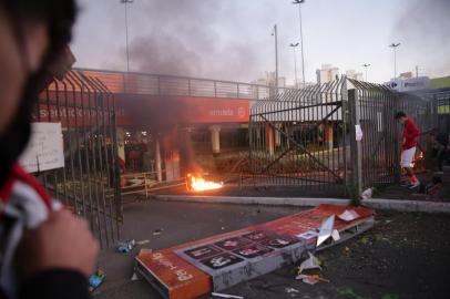  PORTO ALEGRE, RS, BRASIL, 20/11/2020 - Protesto e confusão em frente ao Carrefour do bairro Passo D¿areia. Faixas e cartazes relembravam a morte de João Alberto Silveira Freitas, de 40 anos, espancado e asfixiado no estacionamento do supermercado. Foto: Marco Favero \ Agencia RBS<!-- NICAID(14649451) -->