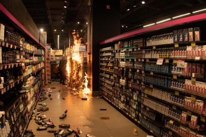 Grupo de manifestantes causa confusão e depredação em loja do Carrefour em São PauloSP - HOMEM NEGRO/ASSASSINATO/CARREFOUR/PROTESTO/SP - GERAL - Um grupo de manifestantes que participava do ato da Avenida Paulista, em São Paulo,     contra a morte de um homem negro em loja do Carrefour de Porto Alegre, se deslocou até     uma unidade do supermercado na rua Pamplona, causando confusão e depredação no     estabelecimento, na noite desta sexta-feira (20), Dia da Consciência Negra. Ontem a noite     (19), João Alberto Silveira Freitas, um homem negro de 40 anos, foi espancado até a morte     por dois seguranças em uma loja da rede Carrefour na capital gaúcha.      20/11/2020 - Foto: JOCA DUARTE/PHOTOPRESS/ESTADÃO CONTEÚDOEditoria: GERALLocal: SÃO PAULOIndexador: JOCA DUARTEFonte: PHOTOPRESSFotógrafo: PHOTOPRESS<!-- NICAID(14649752) -->