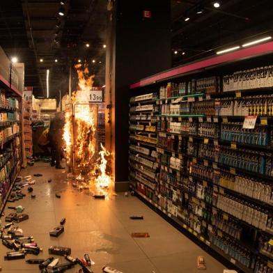 Grupo de manifestantes causa confusão e depredação em loja do Carrefour em São PauloSP - HOMEM NEGRO/ASSASSINATO/CARREFOUR/PROTESTO/SP - GERAL - Um grupo de manifestantes que participava do ato da Avenida Paulista, em São Paulo,     contra a morte de um homem negro em loja do Carrefour de Porto Alegre, se deslocou até     uma unidade do supermercado na rua Pamplona, causando confusão e depredação no     estabelecimento, na noite desta sexta-feira (20), Dia da Consciência Negra. Ontem a noite     (19), João Alberto Silveira Freitas, um homem negro de 40 anos, foi espancado até a morte     por dois seguranças em uma loja da rede Carrefour na capital gaúcha.      20/11/2020 - Foto: JOCA DUARTE/PHOTOPRESS/ESTADÃO CONTEÚDOEditoria: GERALLocal: SÃO PAULOIndexador: JOCA DUARTEFonte: PHOTOPRESSFotógrafo: PHOTOPRESS<!-- NICAID(14649752) -->