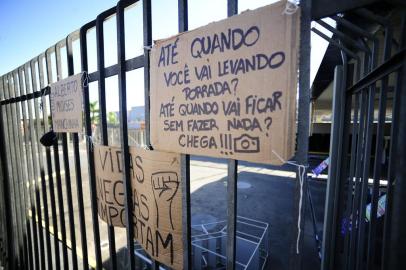  PORTO ALEGRE,RS,BRASIL.2020,11,21.Destruição na loja do Carrefour, em protesto pela morte do João Alberto,gradis arranacados,pedras,bombase muitos cartuchos de balas de borracha.(RONALDO BERNARDI/AGENCIA RBS).<!-- NICAID(14649826) -->