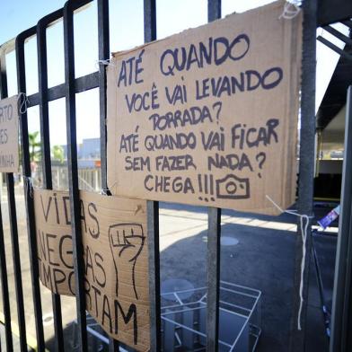  PORTO ALEGRE,RS,BRASIL.2020,11,21.Destruição na loja do Carrefour, em protesto pela morte do João Alberto,gradis arranacados,pedras,bombase muitos cartuchos de balas de borracha.(RONALDO BERNARDI/AGENCIA RBS).<!-- NICAID(14649826) -->