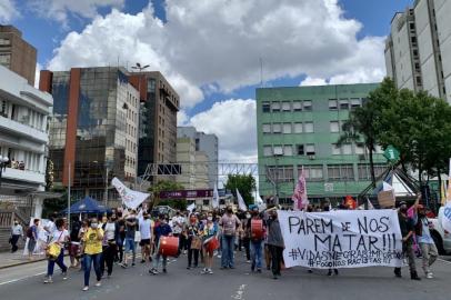 Manhã deste sábado (21) em Caxias do Sul foi marcada por protestos antirracistas e homenagens a João Alberto Silveira Freitas, o homem negro espancado até a morte na noite de quinta-feira (19) no hipermercado Carrefour, na zona norte de Porto Alegre. Na foto, ato na Praça Dante Alighieri.<!-- NICAID(14649884) -->