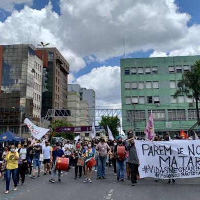 Manhã deste sábado (21) em Caxias do Sul foi marcada por protestos antirracistas e homenagens a João Alberto Silveira Freitas, o homem negro espancado até a morte na noite de quinta-feira (19) no hipermercado Carrefour, na zona norte de Porto Alegre. Na foto, ato na Praça Dante Alighieri.<!-- NICAID(14649884) -->