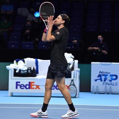 775587889Austrias Dominic Thiem reacts after his victory over Serbias Novak Djokovic in their mens singles semi-final match on day seven of the ATP World Tour Finals tennis tournament at the O2 Arena in London on November 21, 2020. - Thiem won the match 7-5, 6-7, 7-6 (Photo by Glyn KIRK / AFP)Editoria: SPOLocal: LondonIndexador: GLYN KIRKSecao: tennisFonte: AFPFotógrafo: STR<!-- NICAID(14649885) -->