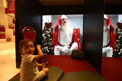 PORTO ALEGRE, RS, BRASIL - Papai Noel online. Papai Noel interage com crianças por meios digitais no BarraShopping.Gabriela Gonçalves e o filho Théo Gonçalves, 2 anos e meio<!-- NICAID(14649901) -->