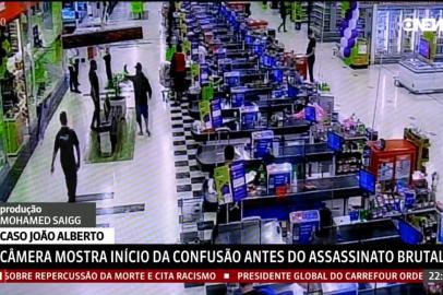 João Alberto Silveira Freitas gesticula enquanto fala com funcionária do Carrefour da zona norte de Porto Alegre. Ela se afasta. Seguranças se aproximam. Frame de vídeo obtido pela produção do Fantástico, da TV Globo.homem negro espancado até a morte por seguranças do supermercado