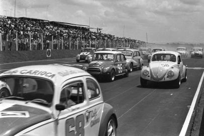  No dia 8 de novembro de 1970, com um público de mais de 30 mil pessoas, a diretoria do Automóvel Clube inaugurava o Autódromo Internacional de Tarumã. #envelope: 69345*OBS CDI: fotógrafo não identificado  no envelope original de negativos.<!-- NICAID(9707326) -->