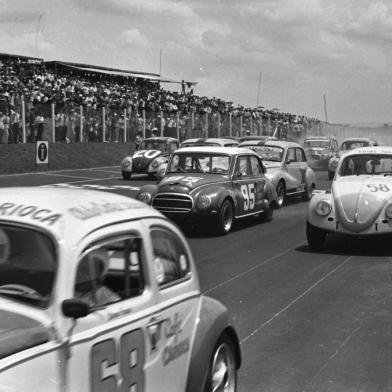  No dia 8 de novembro de 1970, com um público de mais de 30 mil pessoas, a diretoria do Automóvel Clube inaugurava o Autódromo Internacional de Tarumã. #envelope: 69345*OBS CDI: fotógrafo não identificado  no envelope original de negativos.<!-- NICAID(9707326) -->