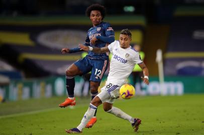  Arsenals Brazilian midfielder Willian (L) vies with Leeds Uniteds Brazilian midfielder Raphinha (R) during the English Premier League football match between Leeds United and Arsenal at Elland Road in Leeds, northern England on November 22, 2020. (Photo by MOLLY DARLINGTON / POOL / AFP) / RESTRICTED TO EDITORIAL USE. No use with unauthorized audio, video, data, fixture lists, club/league logos or live services. Online in-match use limited to 120 images. An additional 40 images may be used in extra time. No video emulation. Social media in-match use limited to 120 images. An additional 40 images may be used in extra time. No use in betting publications, games or single club/league/player publications. / Editoria: SPOLocal: LeedsIndexador: MOLLY DARLINGTONSecao: soccerFonte: POOLFotógrafo: STR<!-- NICAID(14650099) -->