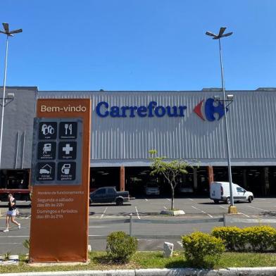  PORTO ALEGRE, RS, BRASIL, 23/11/2020 - A unidade do Carrefour, no bairro Passo d¿Areia, zona norte de Porto Alegre, reabriu pela primeira vez, na manhã desta segunda-feira (23), após a morte de João Alberto Silveira Freitas, 40 anos, na noite da última quinta (19). Os funcionários começaram a chegar pouco antes das 8h e o movimento de clientes ainda era baixo no começo da manhã. Foto:  Jefferson Botega / Agencia RBS<!-- NICAID(14650364) -->