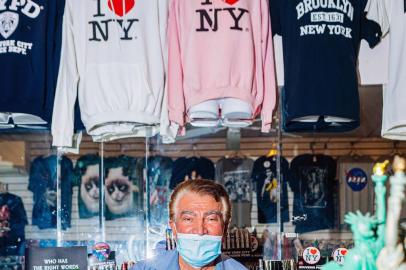 Alper Tutus, the owner of Memories of New York, a souvenir shop in Manhattan, said he has not sold a single shirt since he reopened his store in August after the city went into lockdown.Â (Jutharat Pinyodoonyachet/The New York Times)Alper Tutus, the owner of Memories of New York, a souvenir shop in Manhattan, on Oct. 3, 2020. Tutus says he has not sold a single shirt since he reopened his store in August after the city went into lockdown.Â (Jutharat Pinyodoonyachet/The New York Times)Editoria: TLocal: NEW YORKIndexador: JUTHARAT PINYODOONYACHETSecao: FFonte: NYTNSFotógrafo: STR<!-- NICAID(14647969) -->