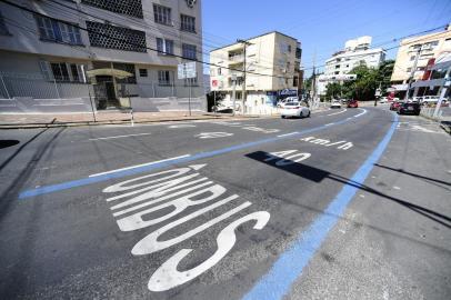  PORTO ALEGRE, RS, BRASIL, 23/11/2020- Prefeitura inaugura nesta segunda nova faixa azul e nova ciclovia em Porto Alegre. A partir da esquina da rua Carlos von Koseritz, bairro Auxiliadora, um trajeto de 2.400 metros foi sinalizado com a faixa exclusiva na avenida Plínio Brasil Milano, sentido bairro-Centro, e segue por toda a rua 24 de Outubro, no Moinhos de Vento, até a Praça Júlio de Castilhos, próximo à rua Ramiro Barcelos. No horário entre 6h e 9h e das 16h às 20h, de segunda a sexta-feira, o uso do trecho demarcado com a faixa azul será prioritário para o transporte coletivo, seletivo e táxis. Além disso, entra em funcionamento nova ciclovia, unidirecional de 1.400 metros desde o início do trecho até o Parque Moinhos de Vento. Foto: Ronaldo Bernardi / Agencia RBS<!-- NICAID(14650454) -->