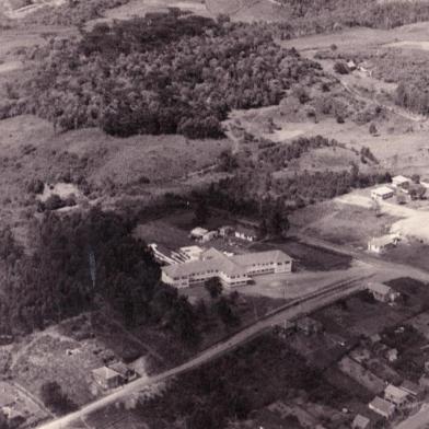  Hospital Virvi Ramos. Na foto, registrada em 1962, percebe-se o prédio do hospital na paisagem bucólica. Memória 012. <!-- NICAID(8040106) -->