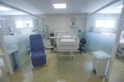  PORTO ALEGRE, RS, BRASIL - 23.11.2020 - A Associação Hospitalar Vila Nova (AHVN) inaugura, nesta segunda-feira (23), a ampliação do Serviço de Emergência e realiza a entrega de 20 leitos de UTI, a partir das 14h. Para a construção dos espaços foram investidos R$ 6 milhões. A obra foi realizada ao longo de 180 dias e a UTI é de porte 2 completa, com equipamentos de última geração e respiradores e monitores cardíacos cedidos pela Secretaria Estadual da Saúde. (Foto: Isadora Neumann/Agencia RBS)Indexador: ISADORA NEUMANN<!-- NICAID(14650711) -->