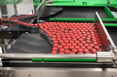  Capped vials are being pictured during filling and packaging tests for the large-scale production and supply of the University of Oxfords COVID-19 vaccine candidate, AZD1222, on a high-performance aseptic vial filling line on September 11, 2020 at the Italian biologics manufacturing facility of multinational corporation Catalent in Anagni, southeast of Rome, during the COVID-19 infection, caused by the novel coronavirus. - Catalent Biologics manufacturing facility in Anagni, Italy will serve as the launch facility for the large-scale production and supply of the University of Oxfords Covid-19 vaccine candidate, AZD1222, providing large-scale vial filling and packaging to British-Swedish multinational pharmaceutical and biopharmaceutical company AstraZeneca. (Photo by Vincenzo PINTO / AFP)Editoria: HTHLocal: AnagniIndexador: VINCENZO PINTOSecao: pharmaceuticalFonte: AFPFotógrafo: STF<!-- NICAID(14626340) -->